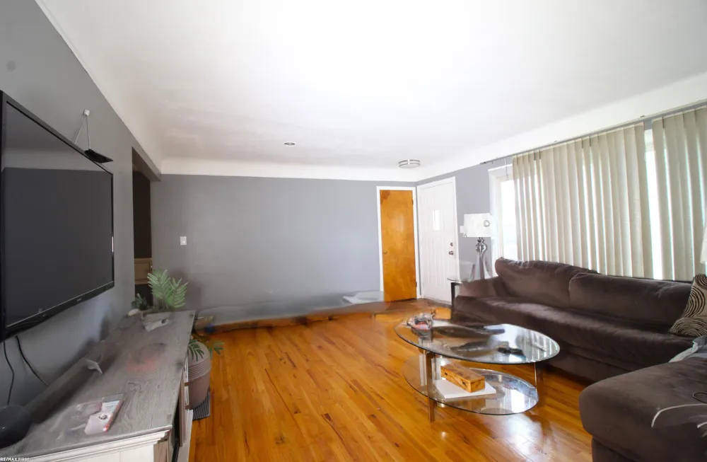 24914 Raven Avenue Eastpointe City, MI 48021