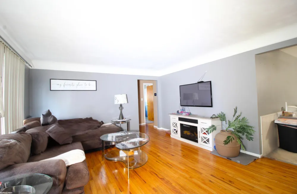24914 Raven Avenue Eastpointe City, MI 48021