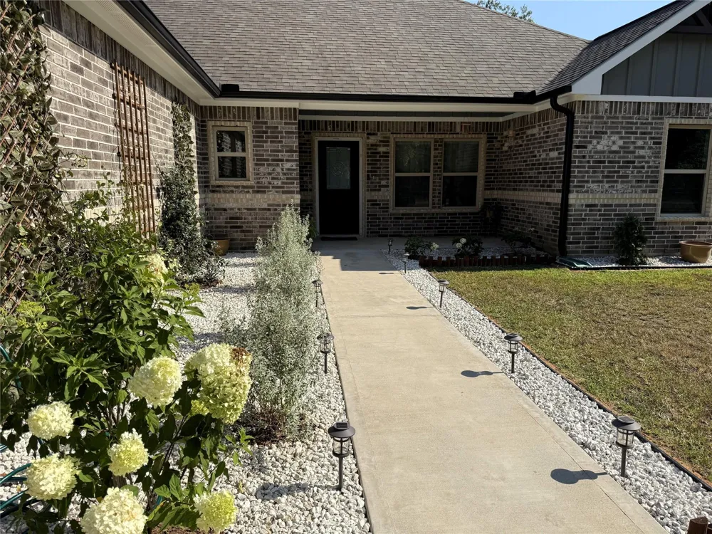 162 County Road 2221 Cleveland, TX 77327