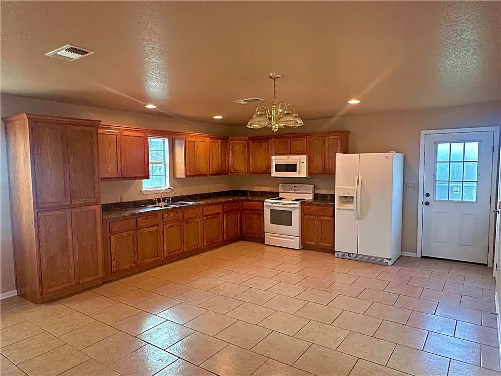 279 Edwards Avenue Charlotte, TX 78011