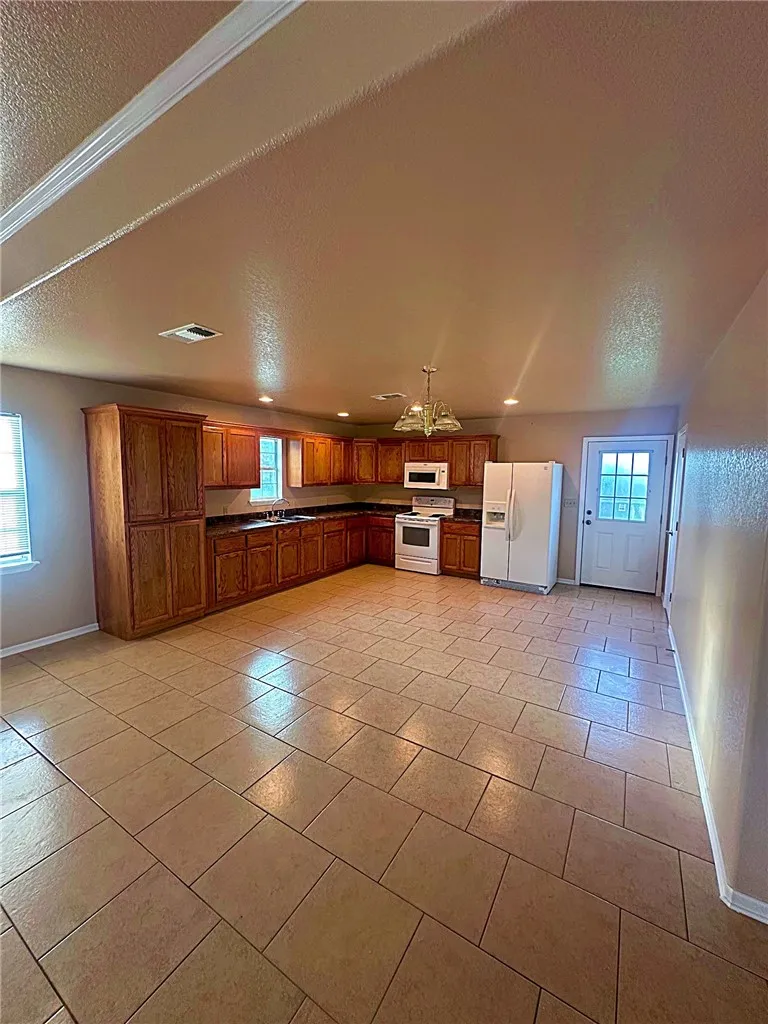 279 Edwards Avenue Charlotte, TX 78011