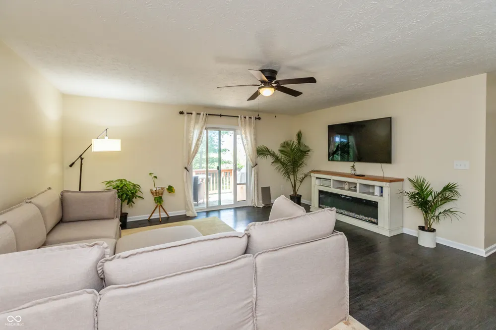8842 Benjamin Lane Avon, IN 46123
