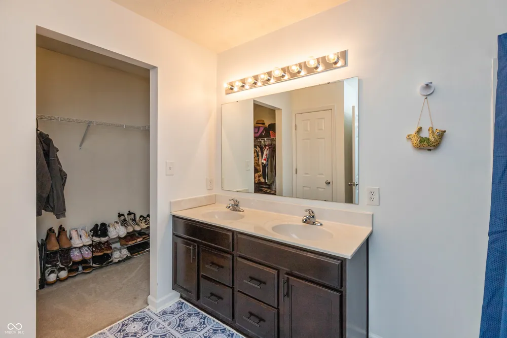 8842 Benjamin Lane Avon, IN 46123