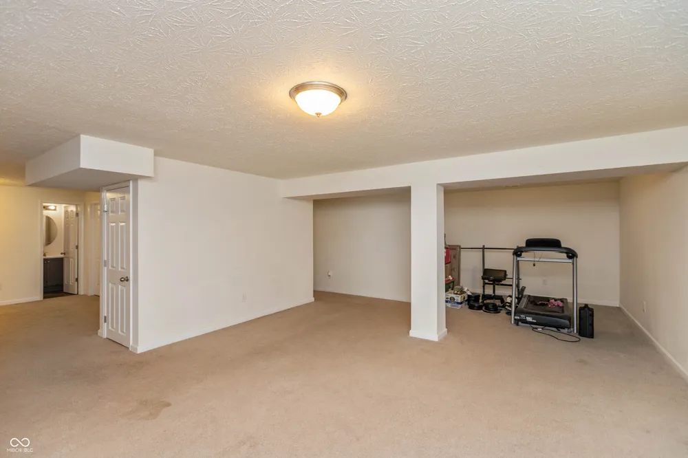 8842 Benjamin Lane Avon, IN 46123