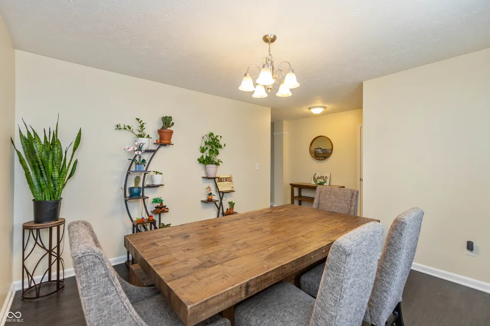 8842 Benjamin Lane Avon, IN 46123