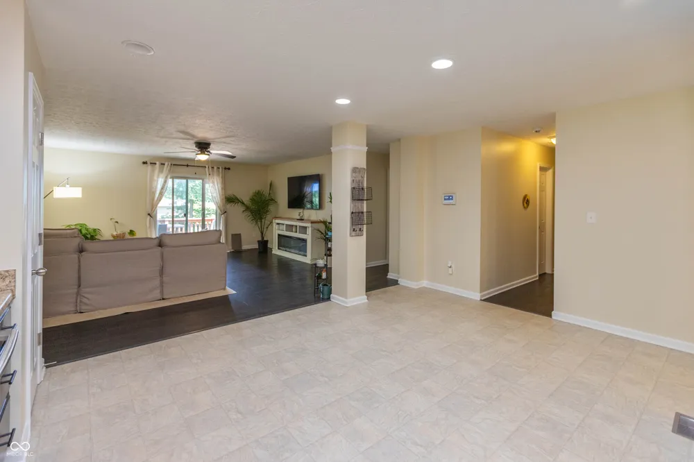8842 Benjamin Lane Avon, IN 46123