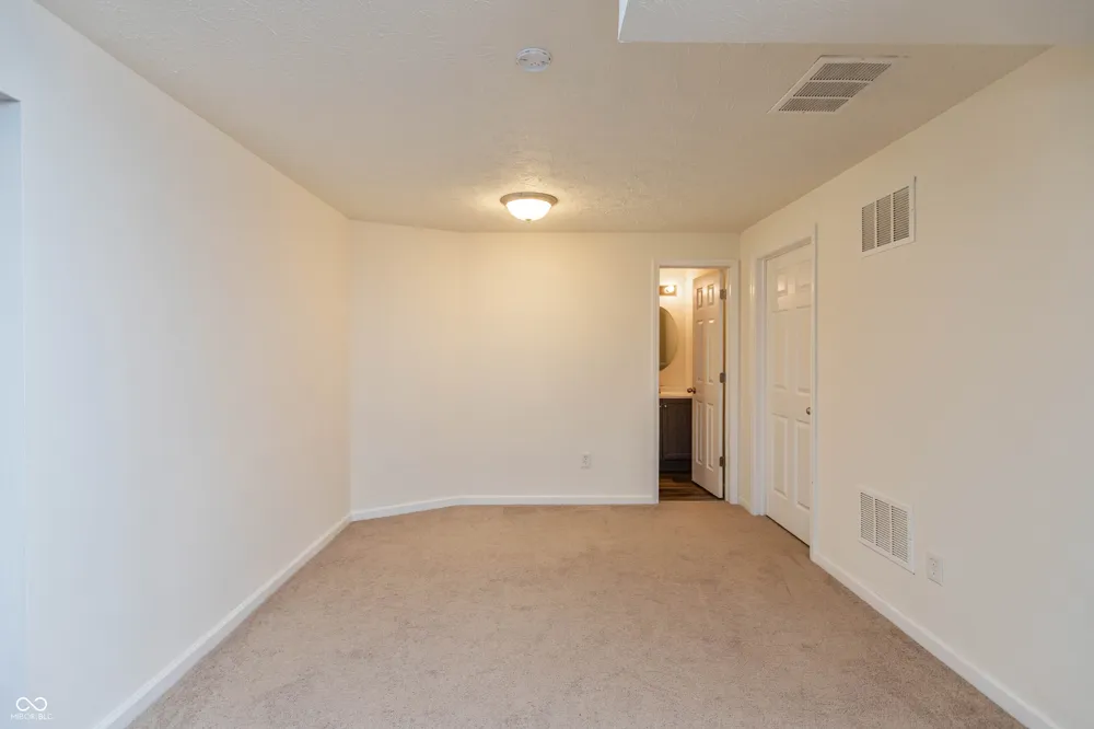 8842 Benjamin Lane Avon, IN 46123