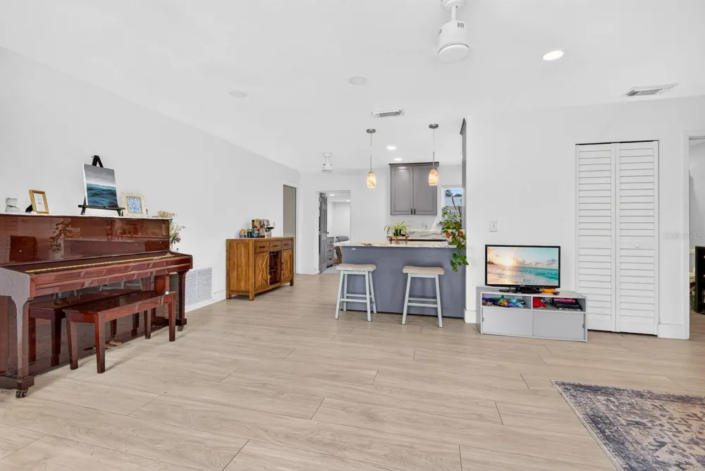 707 65TH AVENUE DRIVE W Bradenton, FL 34207