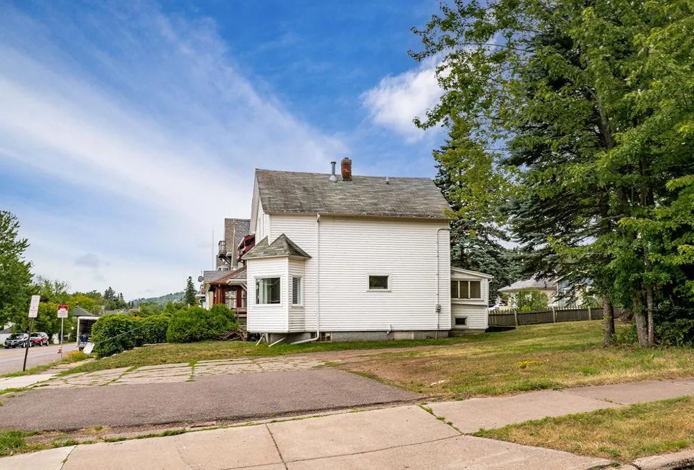 1027 E 9th Street Duluth, MN 55805