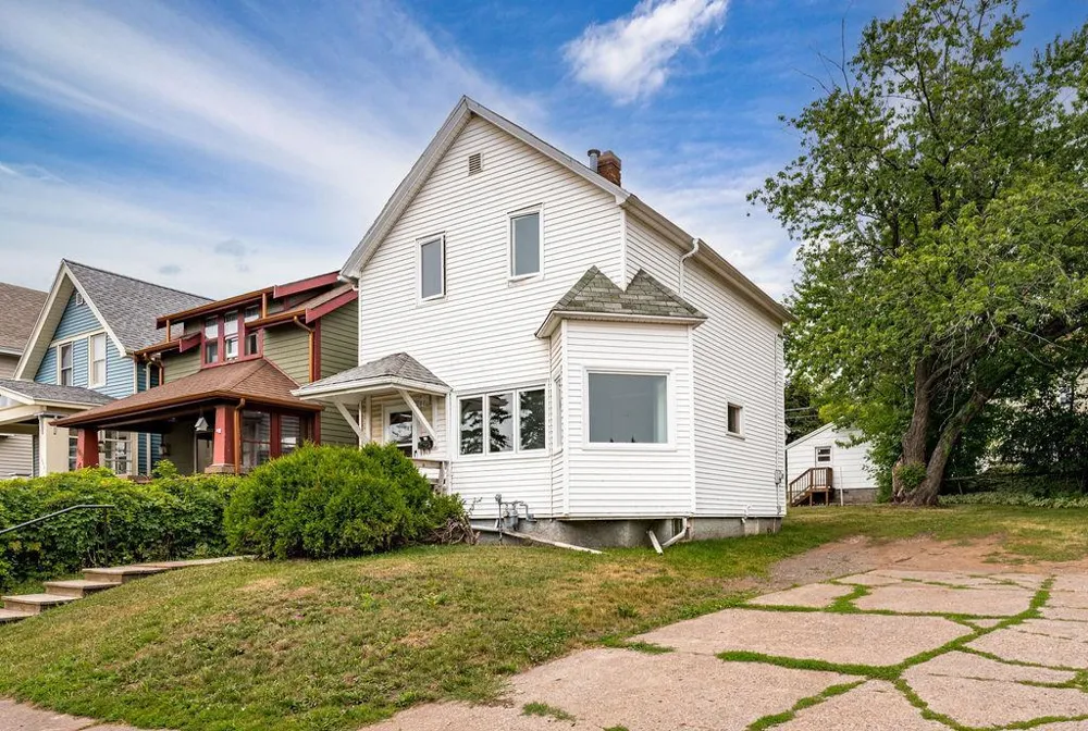 1027 E 9th Street Duluth, MN 55805