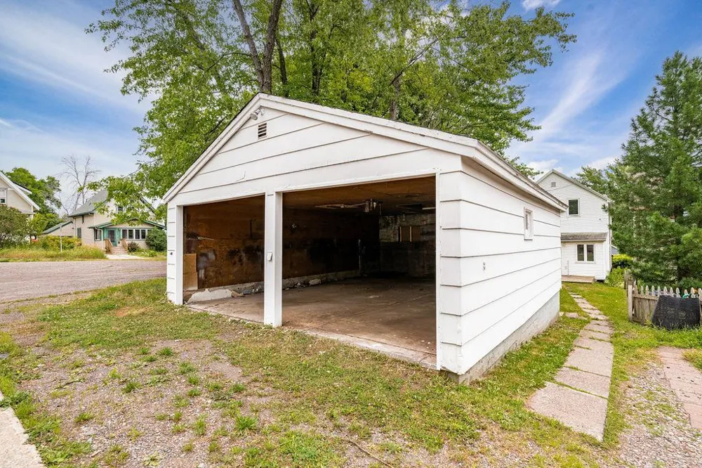 1027 E 9th Street Duluth, MN 55805
