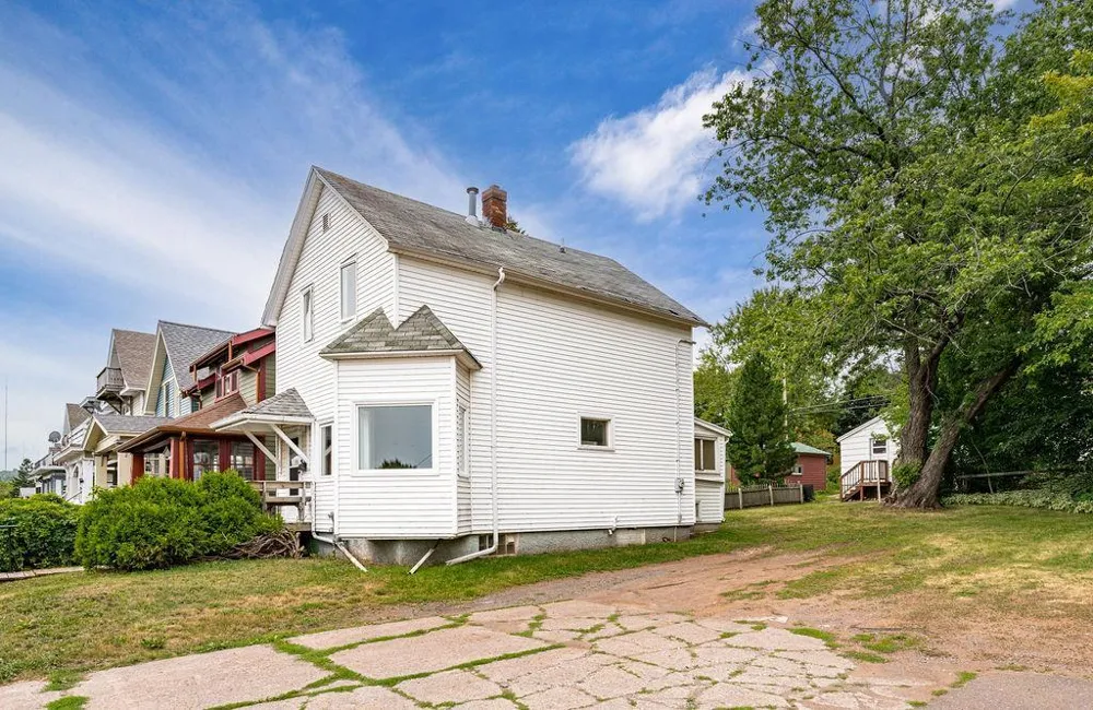 1027 E 9th Street Duluth, MN 55805