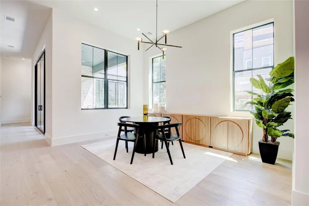 1916 Addison Road Houston, TX 77030