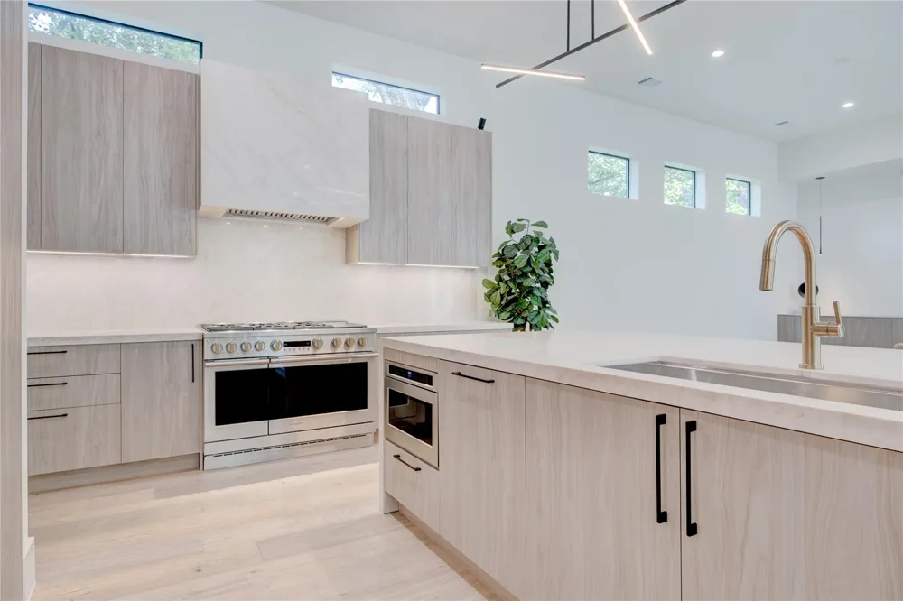 1916 Addison Road Houston, TX 77030