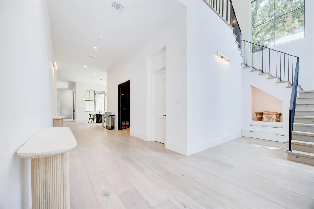 1916 Addison Road Houston, TX 77030