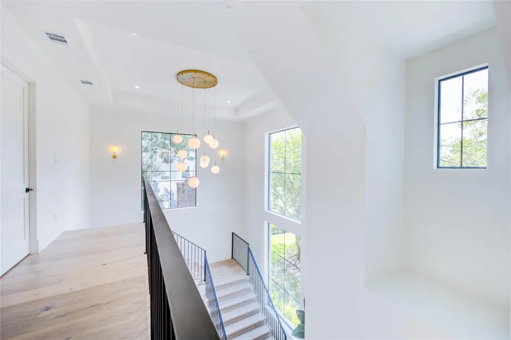1916 Addison Road Houston, TX 77030