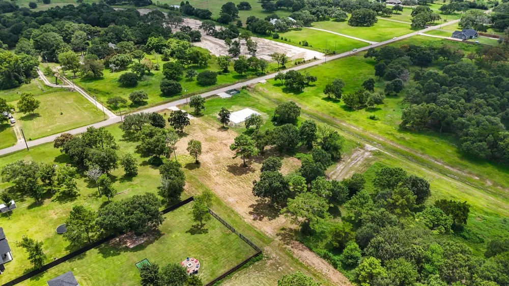 3680 County Road 326 Alvin, TX 77511