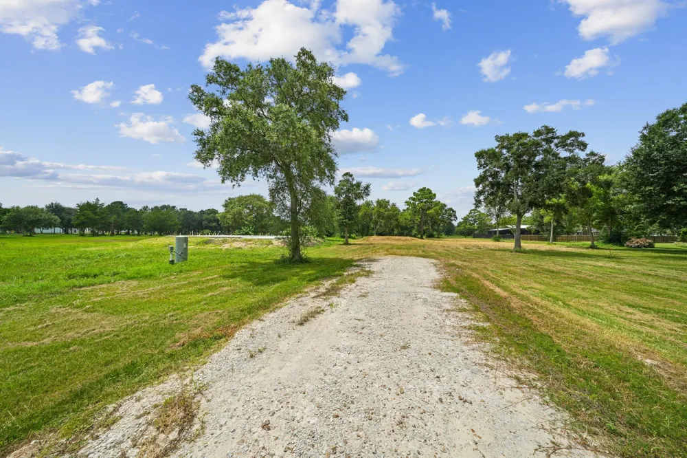 3680 County Road 326 Alvin, TX 77511