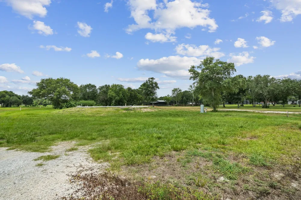 3680 County Road 326 Alvin, TX 77511