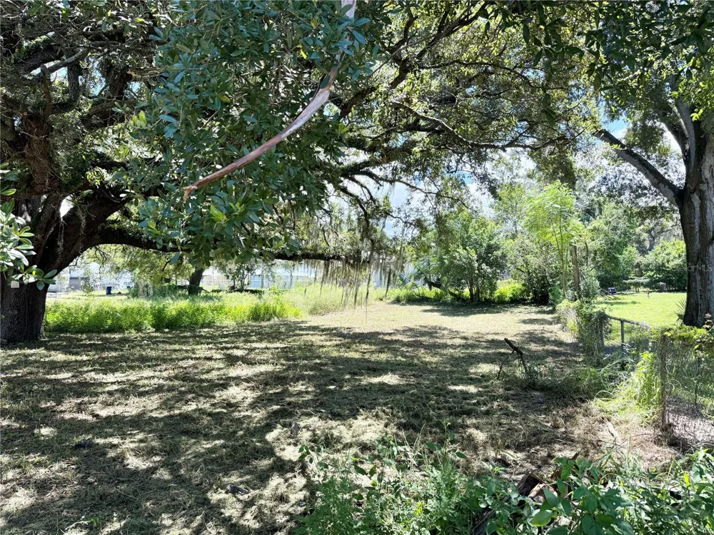 4621 E LAKE AVENUE Tampa, FL 33610