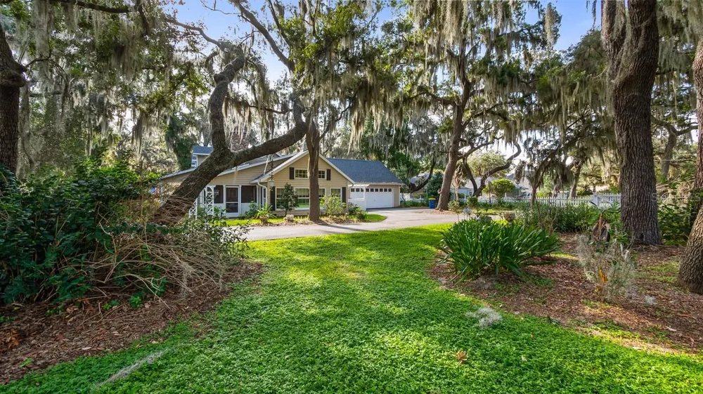 403 MISSION LANE Howey In The Hills, FL 34737