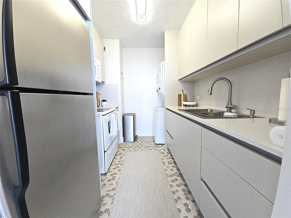 37 AVE. ISLA VERDE Carolina, PR 00979
