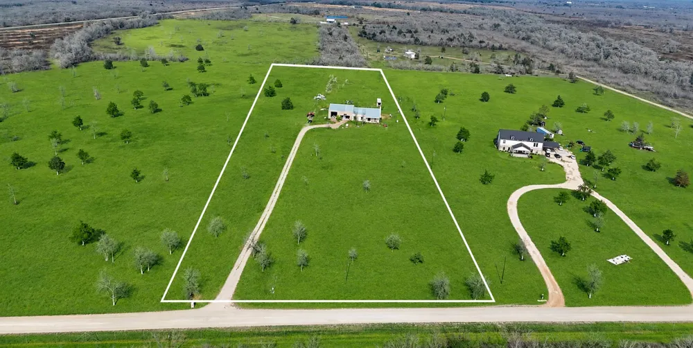 326 County Road 451 Waelder, TX 78959