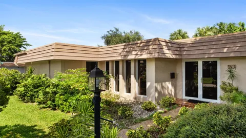 6207 JACARANDA CIRCLE