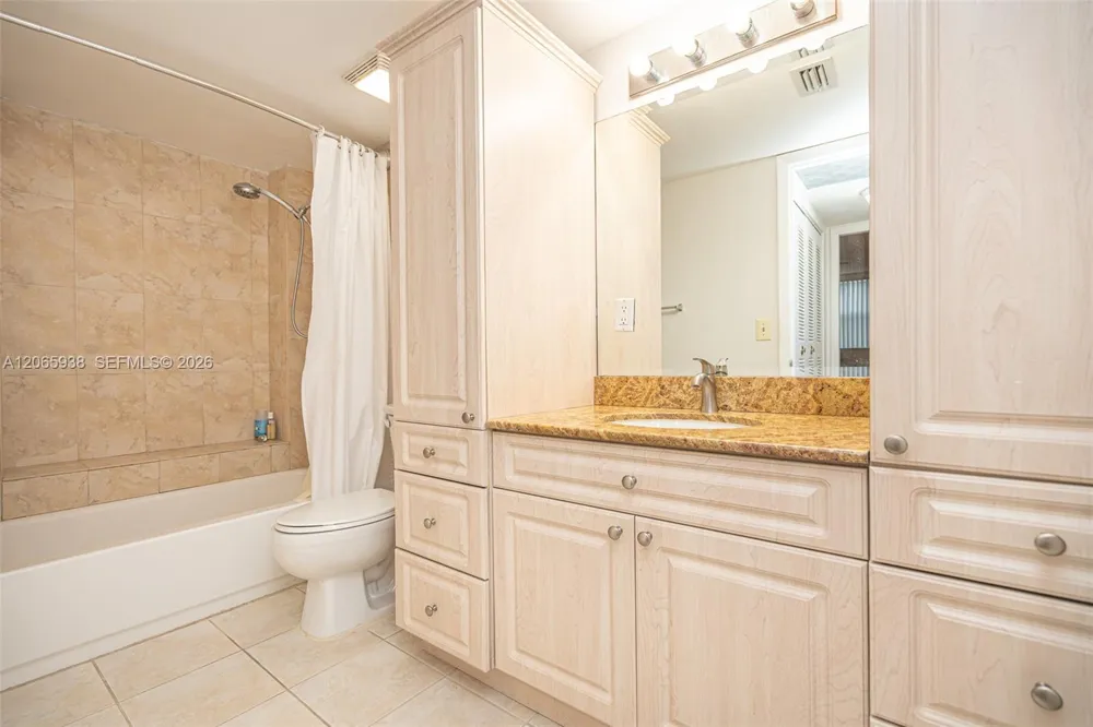 8363 Lake Dr #504 Doral, FL 33166