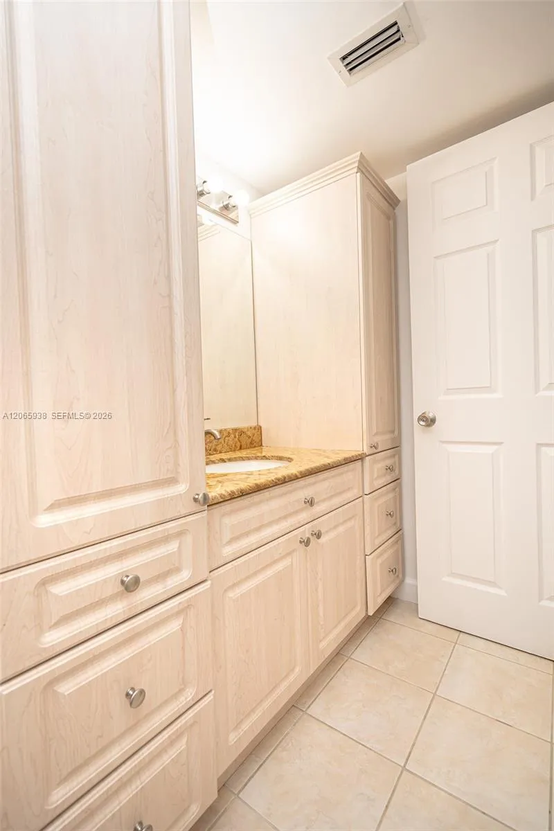 8363 Lake Dr #504 Doral, FL 33166