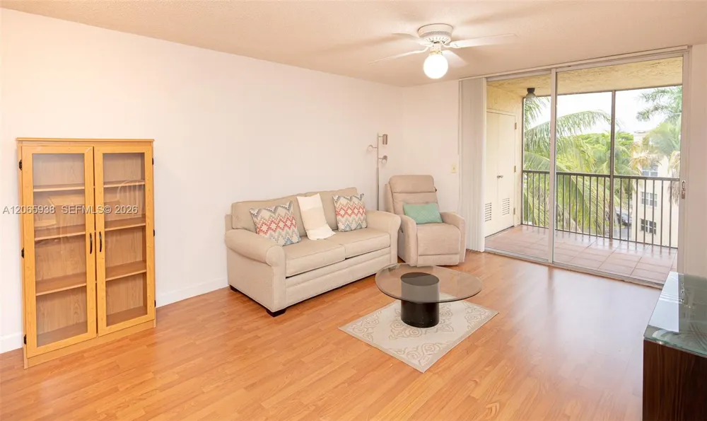 8363 Lake Dr #504 Doral, FL 33166