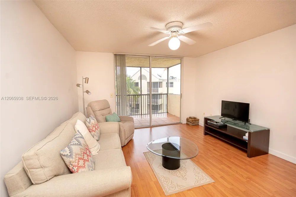 8363 Lake Dr #504 Doral, FL 33166
