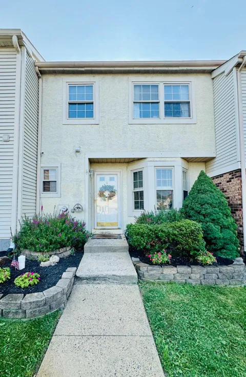 325 WAYNE COURT