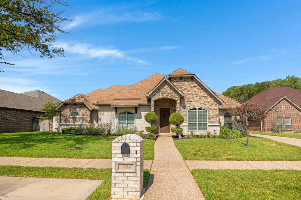 1904 Melbourne Drive Pantego, TX 76013