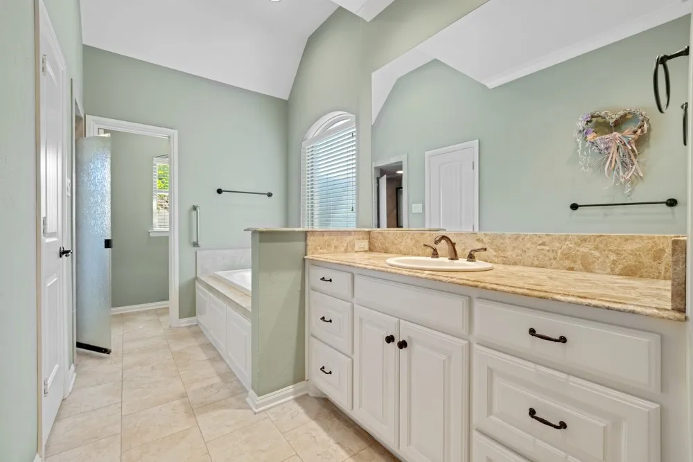 1904 Melbourne Drive Pantego, TX 76013
