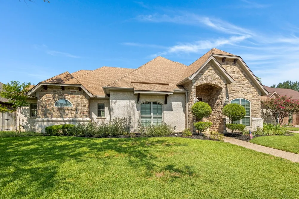 1904 Melbourne Drive Pantego, TX 76013