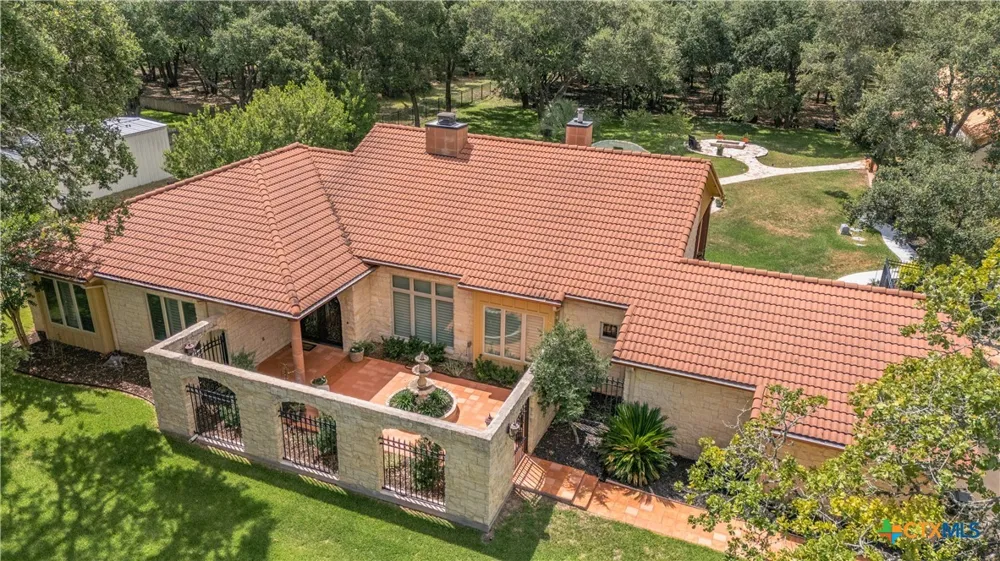 166 Post Oak Bend Inez, TX 77968