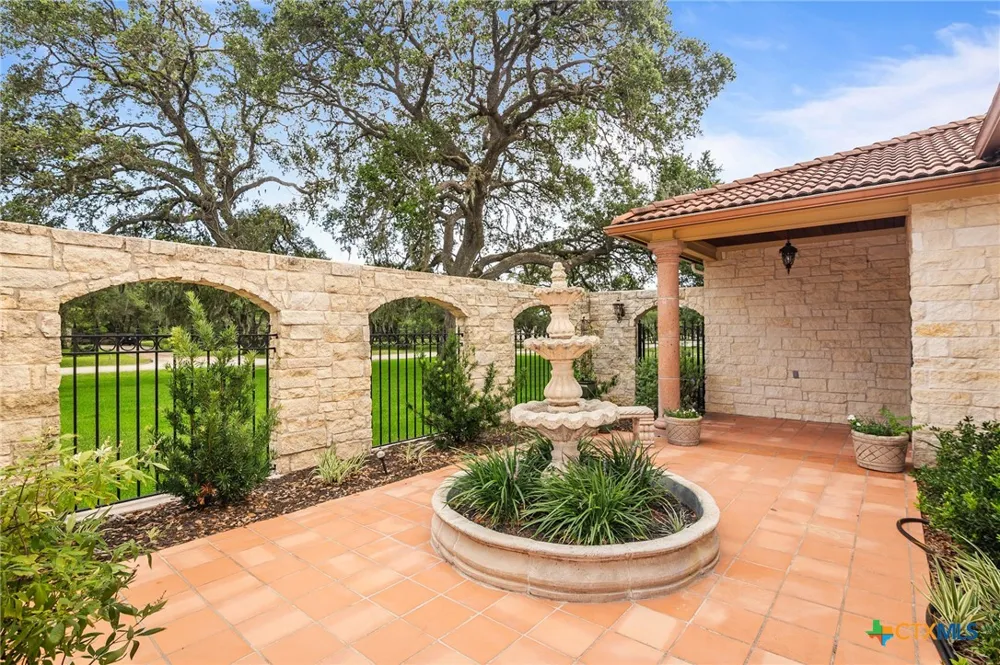 166 Post Oak Bend Inez, TX 77968