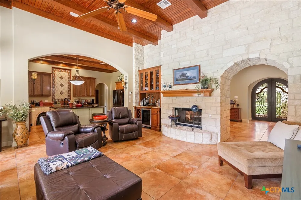 166 Post Oak Bend Inez, TX 77968
