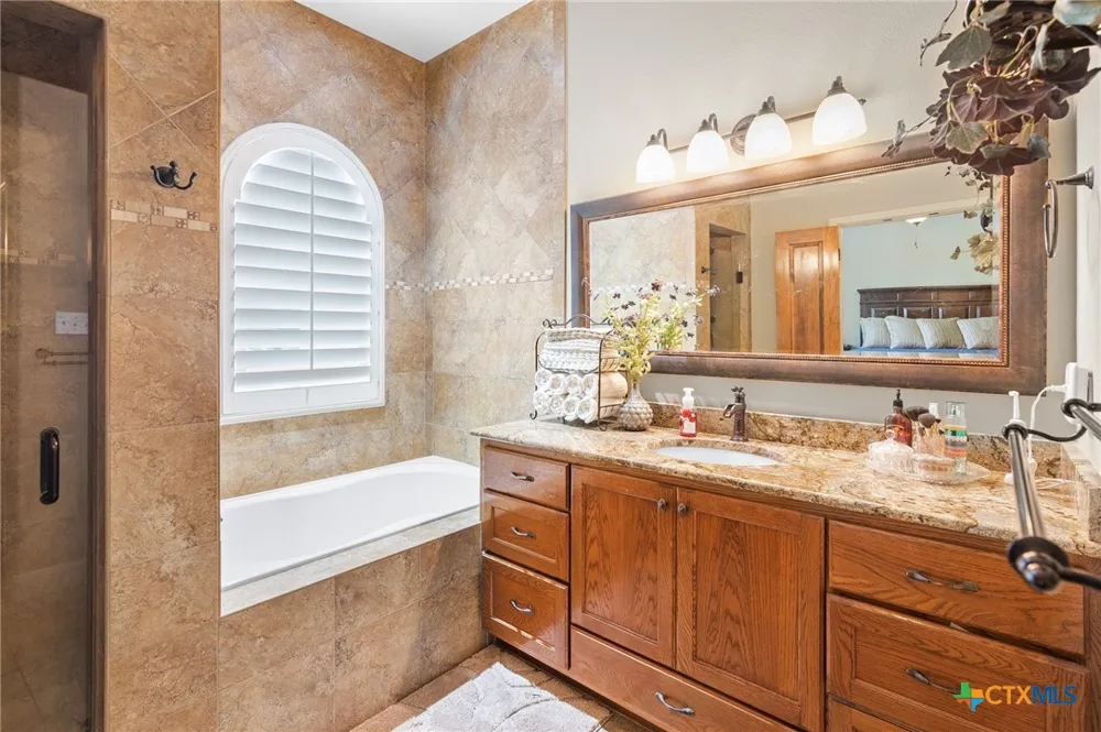 166 Post Oak Bend Inez, TX 77968