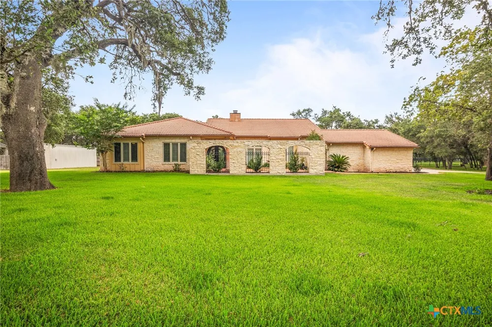 166 Post Oak Bend Inez, TX 77968