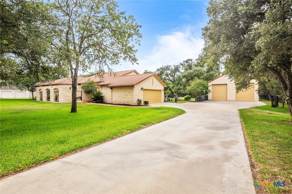 166 Post Oak Bend Inez, TX 77968