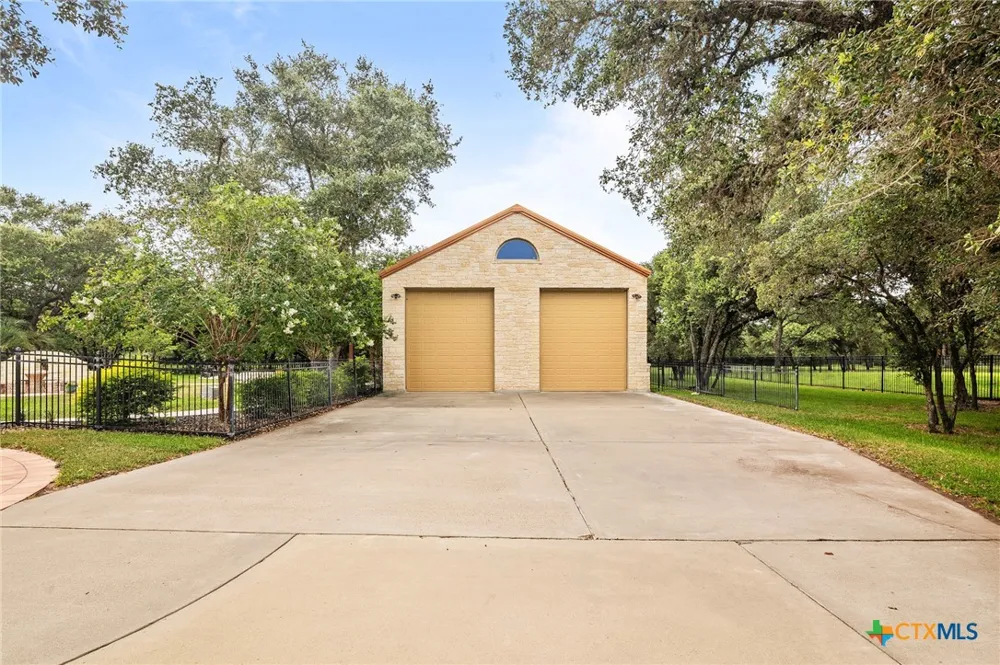 166 Post Oak Bend Inez, TX 77968