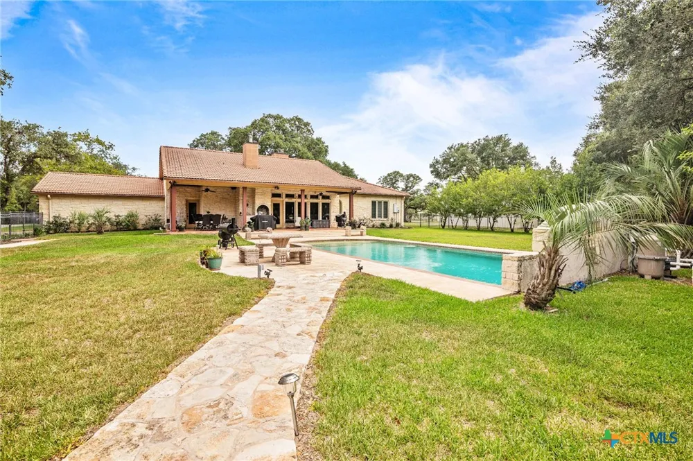 166 Post Oak Bend Inez, TX 77968