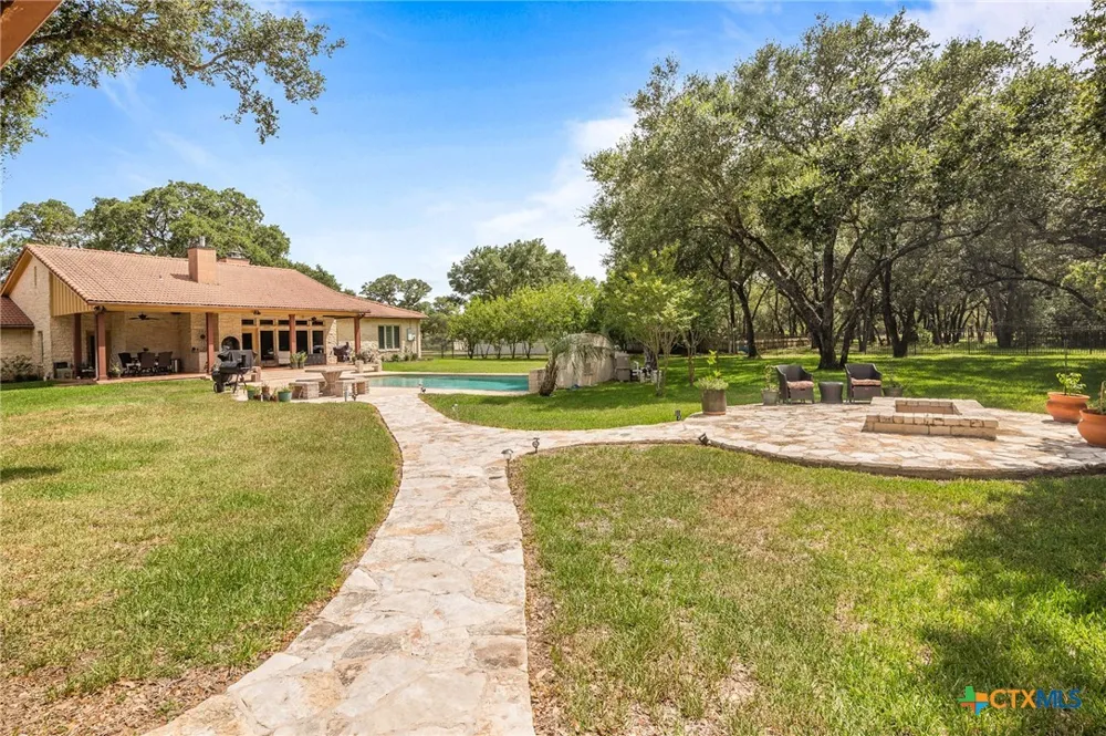 166 Post Oak Bend Inez, TX 77968