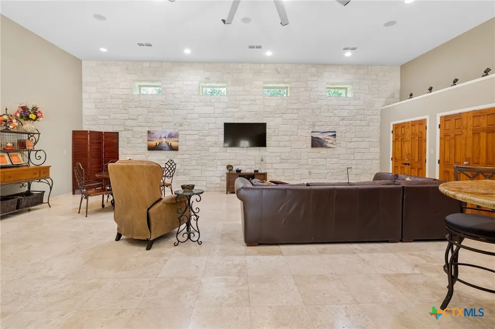 166 Post Oak Bend Inez, TX 77968
