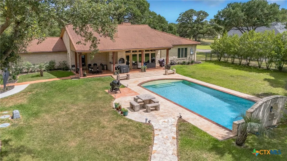 166 Post Oak Bend Inez, TX 77968