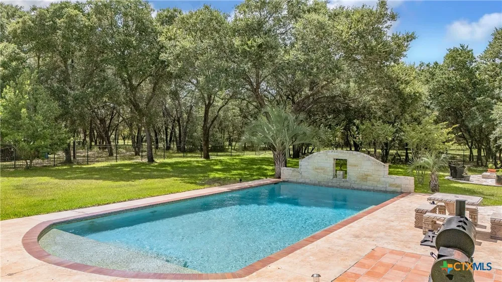 166 Post Oak Bend Inez, TX 77968