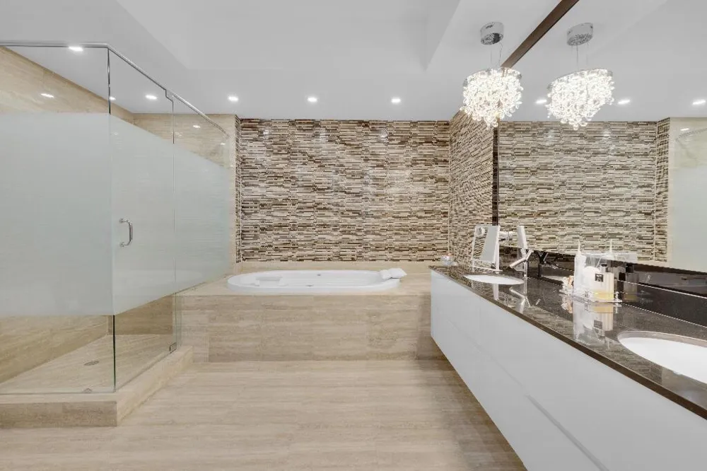 15811 COLLINS AVENUE #2207 Sunny Isles Beach, FL 33160