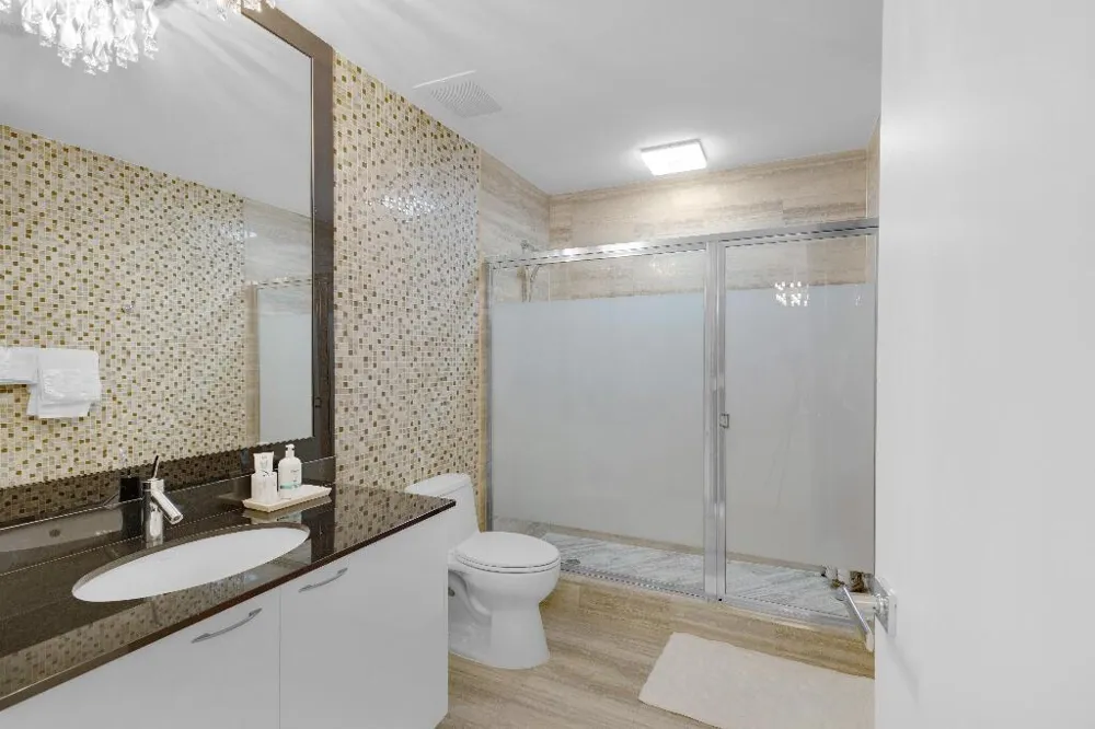 15811 COLLINS AVENUE #2207 Sunny Isles Beach, FL 33160